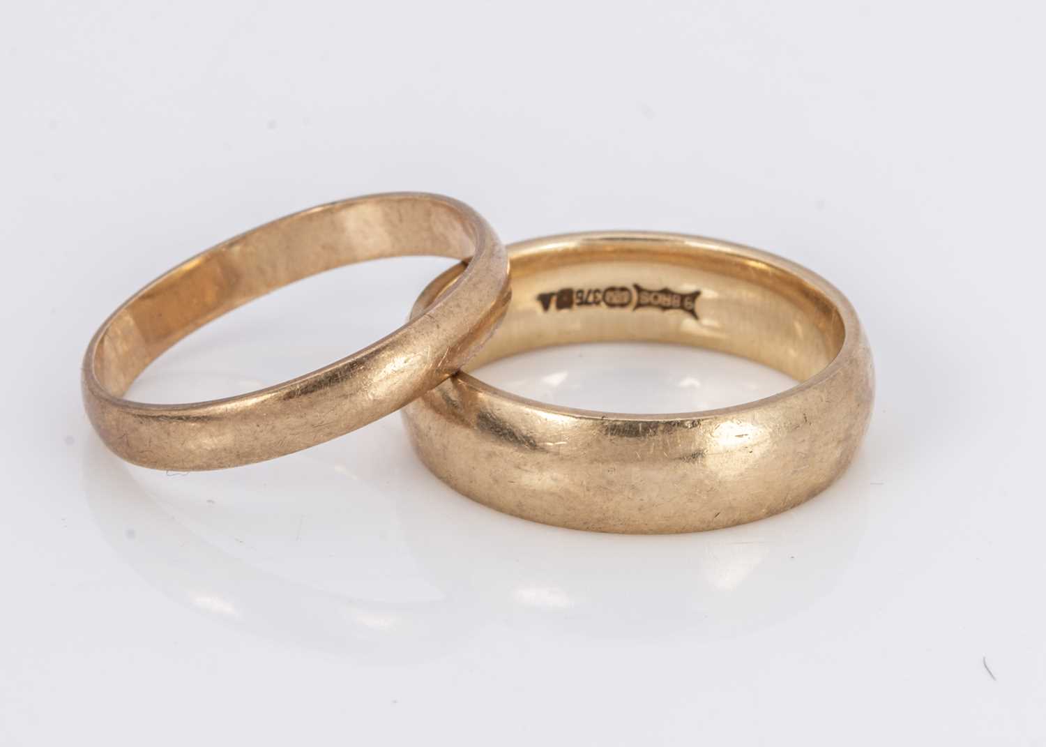 Two 9ct gold wedding bands,