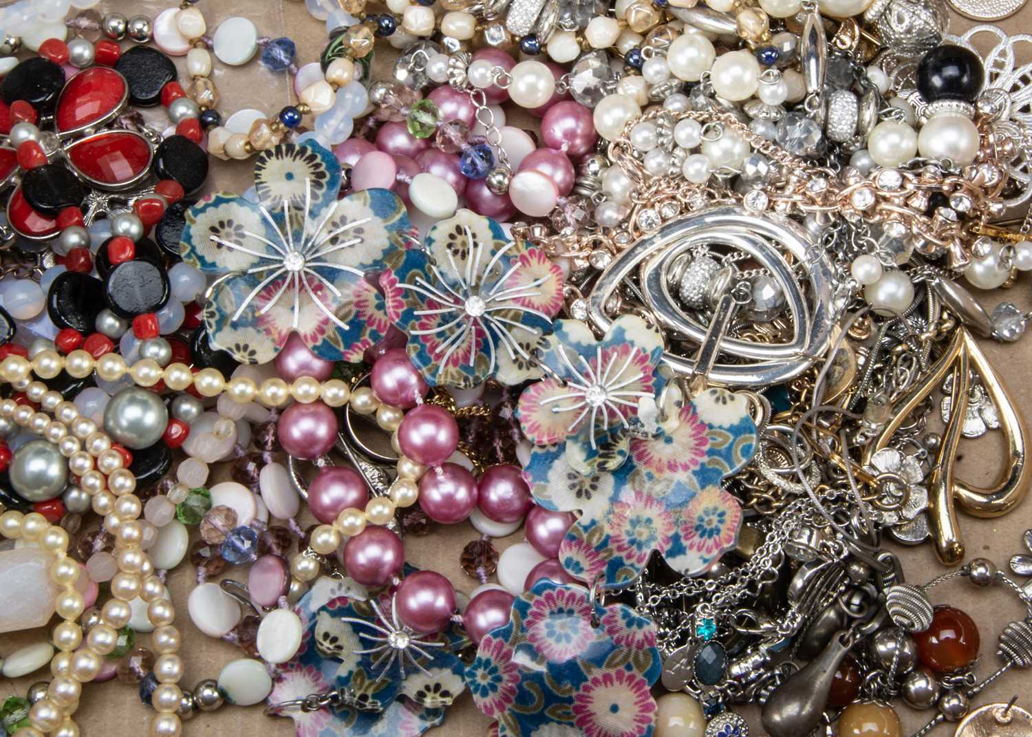 A good collection of costume jewels, - Image 2 of 2