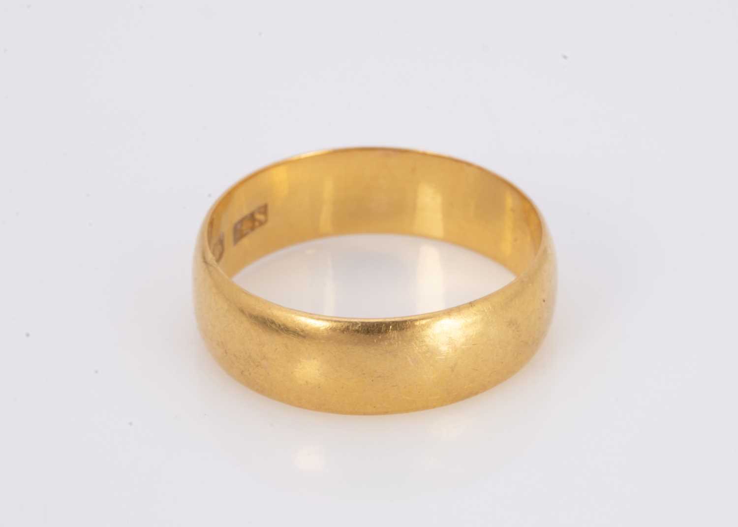 A Victorian barrel shaped22ct gold wedding band,