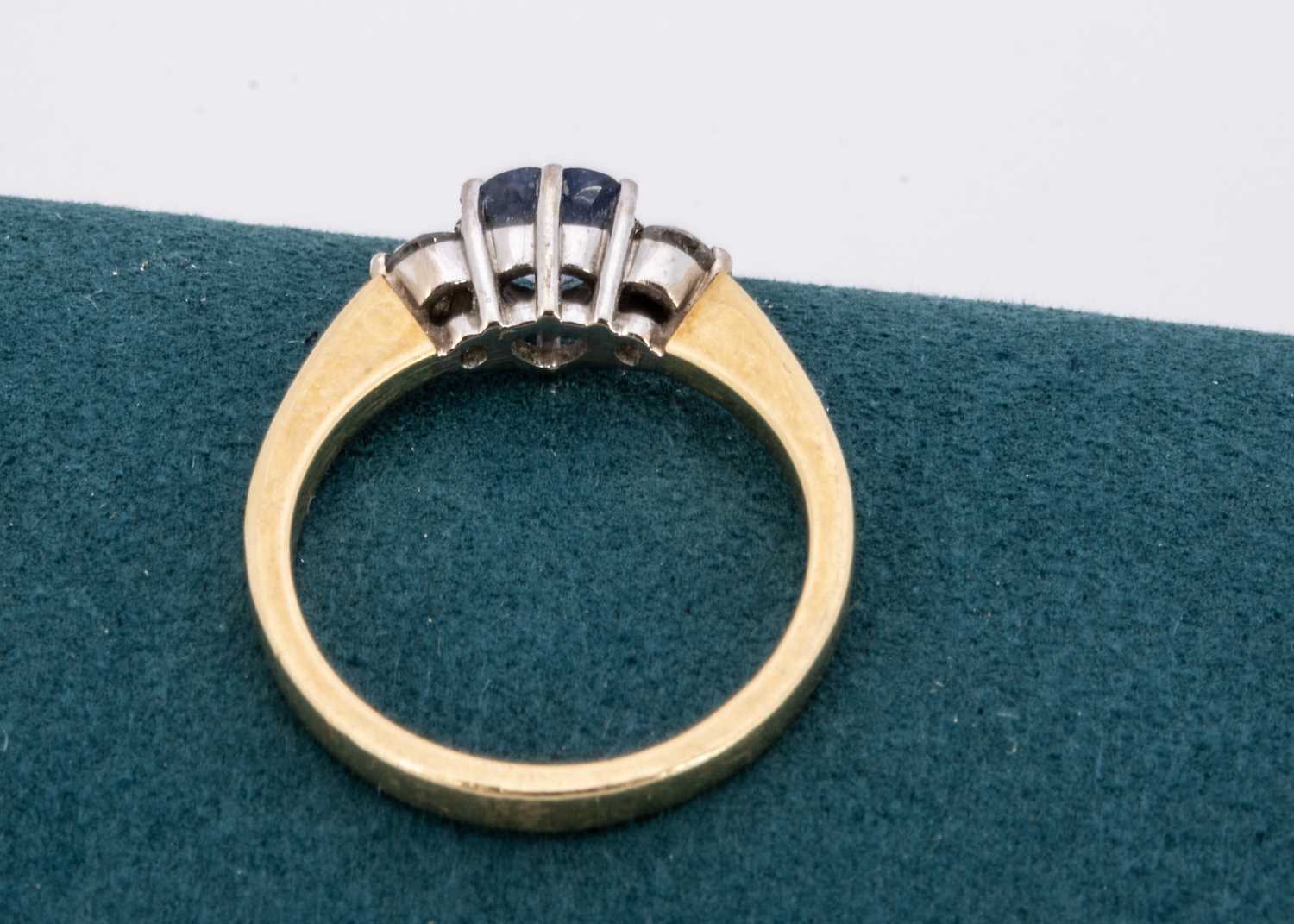 An 18ct gold sapphire and diamond three stone ring, - Bild 2 aus 2