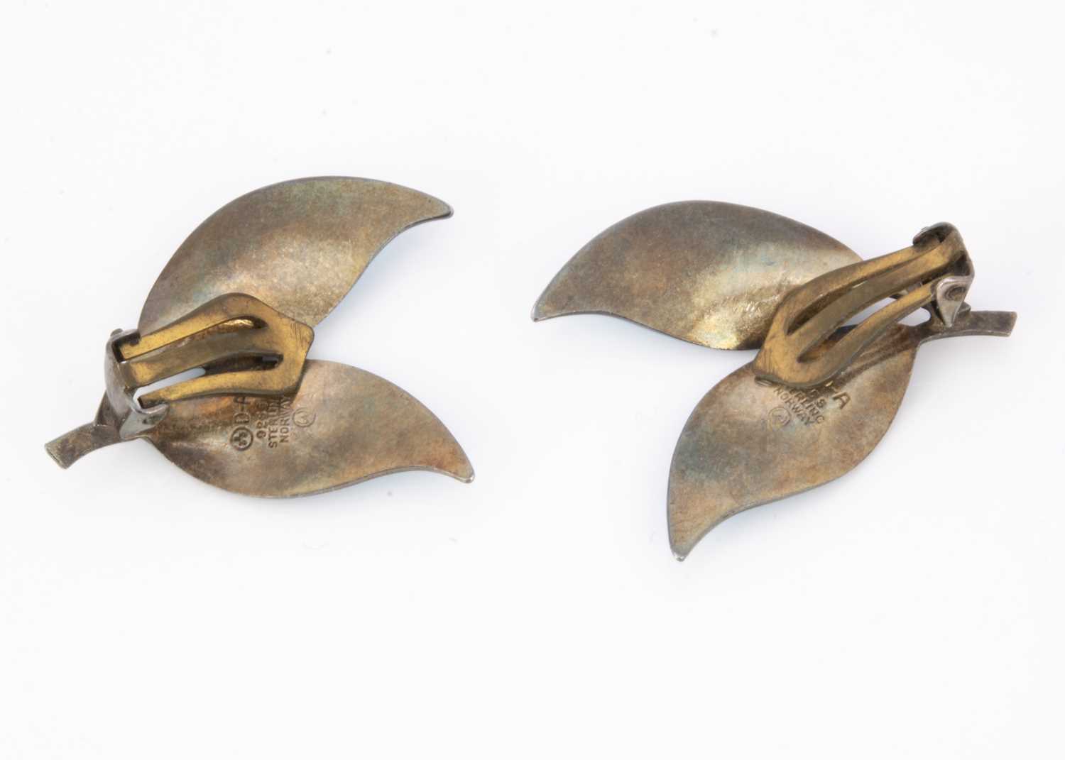 A pair of David Andersen silver and enamel leaf ear clips, - Bild 2 aus 2
