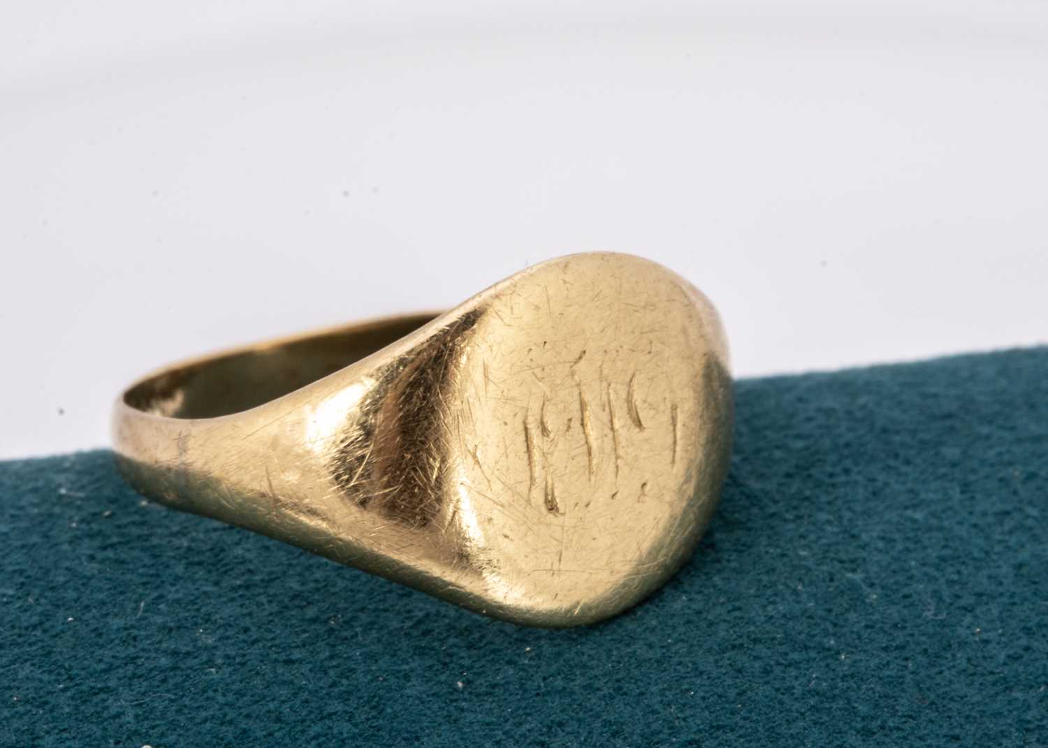An 18ct gold signet ring,