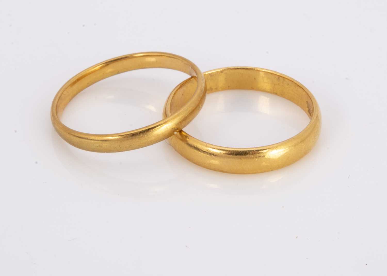 Two 22ct gold wedding bands,