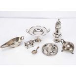 Seven collectable items of silver,