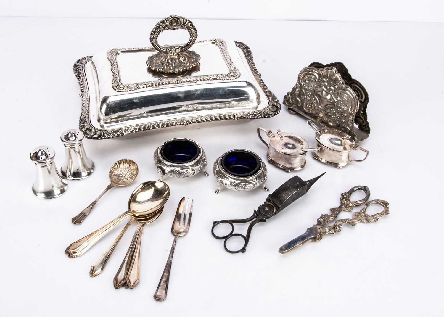 A small collection of silver and silver plated items,