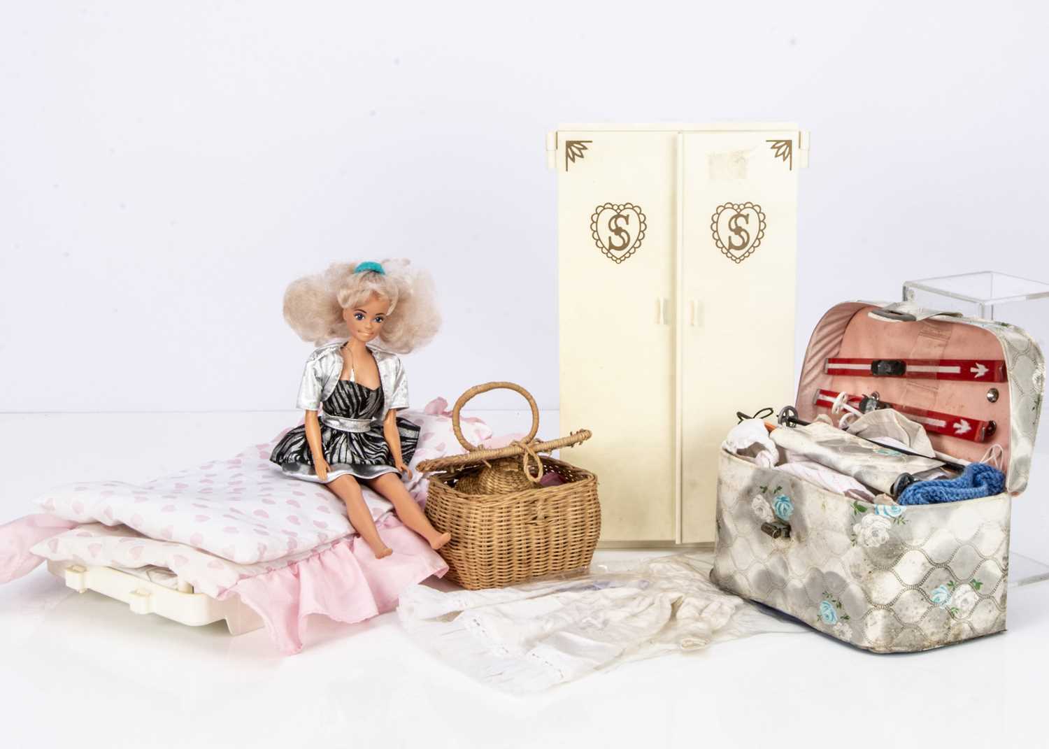 Vintage Pedigree Sindy Doll for A Royal Occasion 1977 With Booklet 11