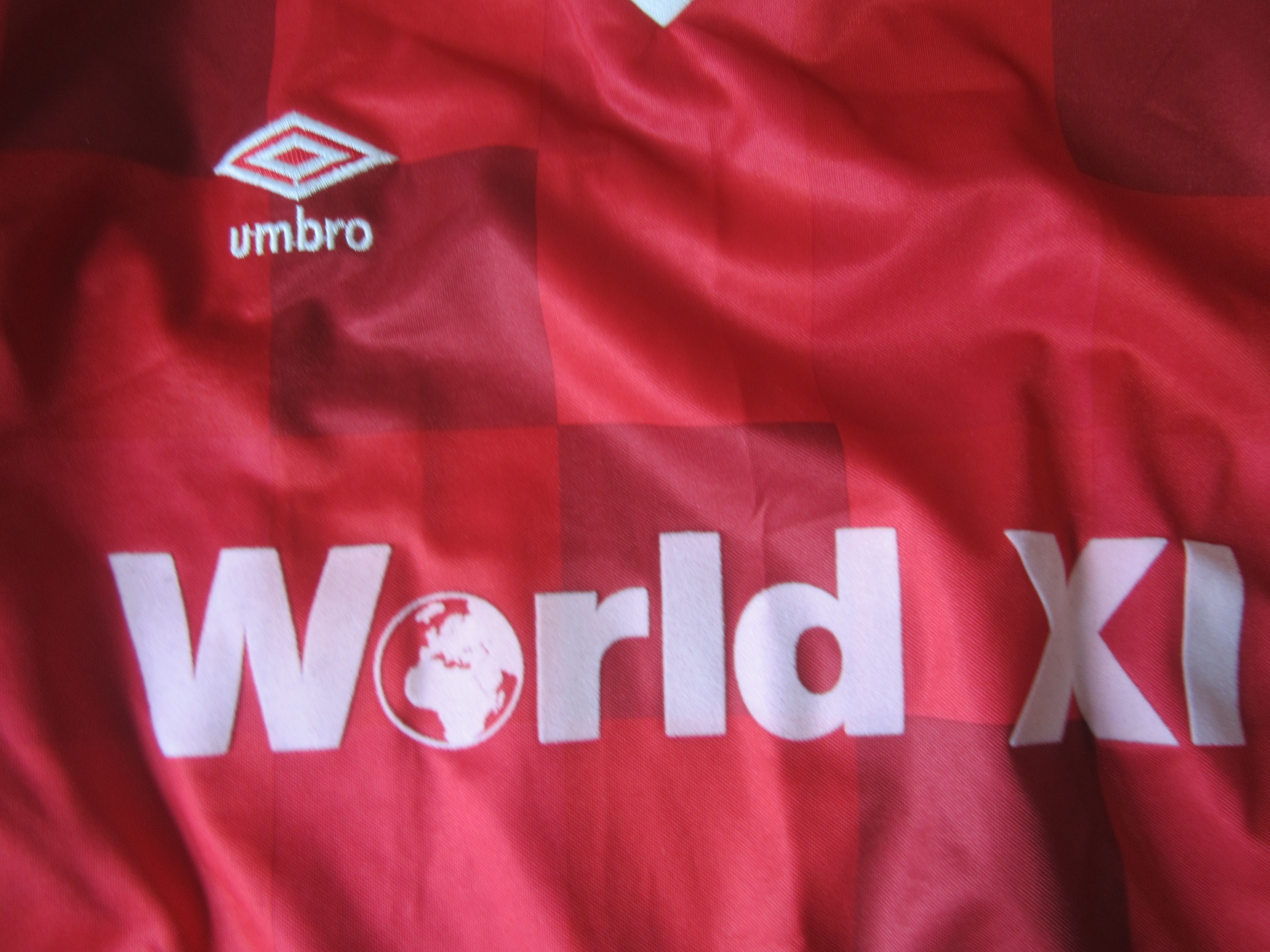FOOTBALL LEAGUE V THE REST OF THE WORLD 1987 / FOOTBALL SHIRT Spare player issue red short sleeve - Image 2 of 5