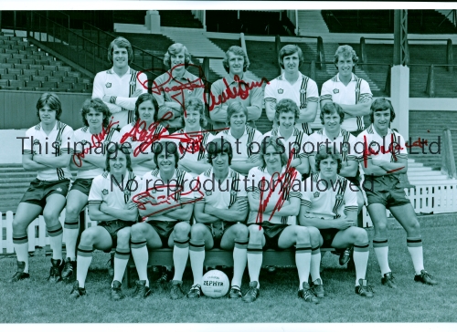 MANCHESTER UNITED AUTOGRAPHS 1978 Signed b/w 12 x 8 photo of players posing for a squad photo in