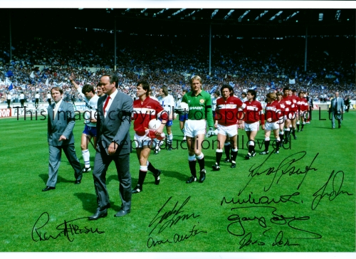 MANCHESTER UNITED AUTOGRAPHS 1985 Signed 12 x 8 photo of players walking out at Wembley prior to