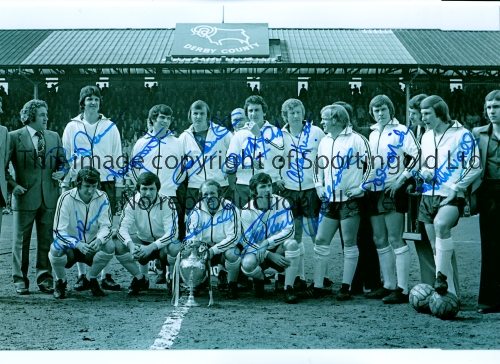 DERBY COUNTY AUTOGRAPHS 1975 Signed b/w 12 x 8 photo of players posing with the First Division
