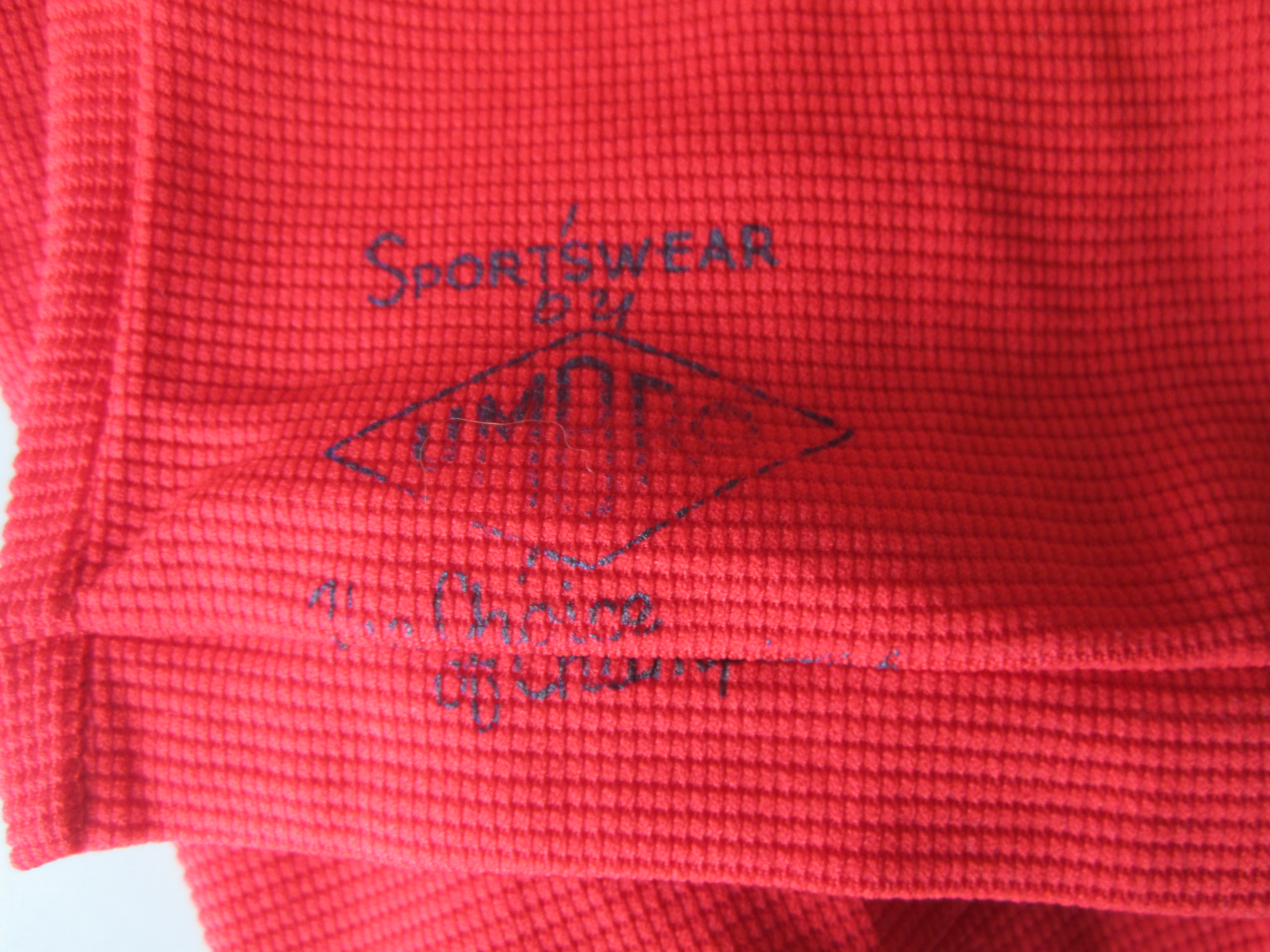 FOOTBALL LEAGUE V THE REST OF THE WORLD 1987 / FOOTBALL SHIRT Spare player issue red short sleeve - Image 4 of 5