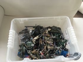 A mix containing a lot of Playworn metal figures a