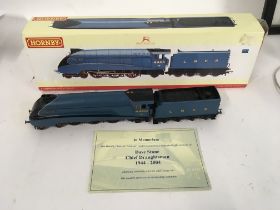 Boxed Hornby model locomotive with tender R2339 4.