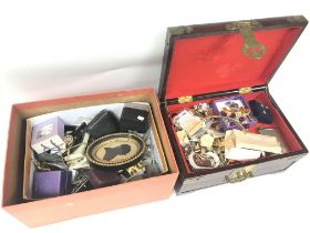 A Collection of vintage Costume jewellery includin