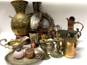 A mixed collection of assorted metalware. (D)