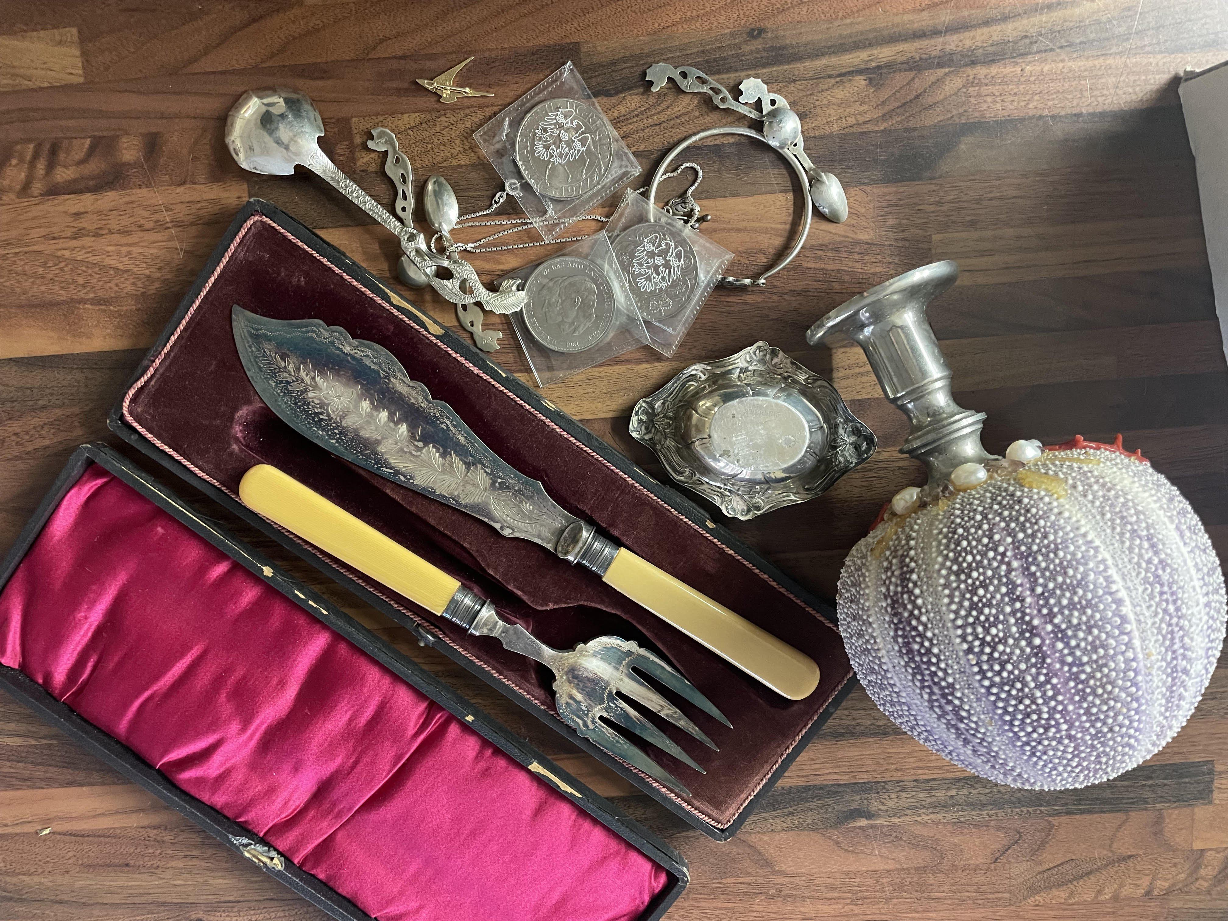 A collection of oddments including a small silver dish, a cased carving set, silver pendant etc.