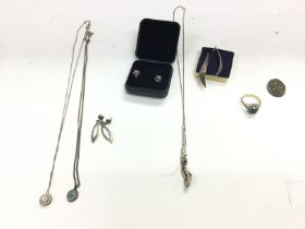 A small collection of various jewellery including