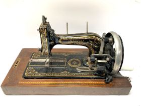 A vintage Universal hand crank sewing machine, part case. (D)