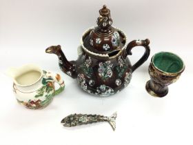 Bargeware teapot with needs of restoration + Wedgewood vase With an abalone fish