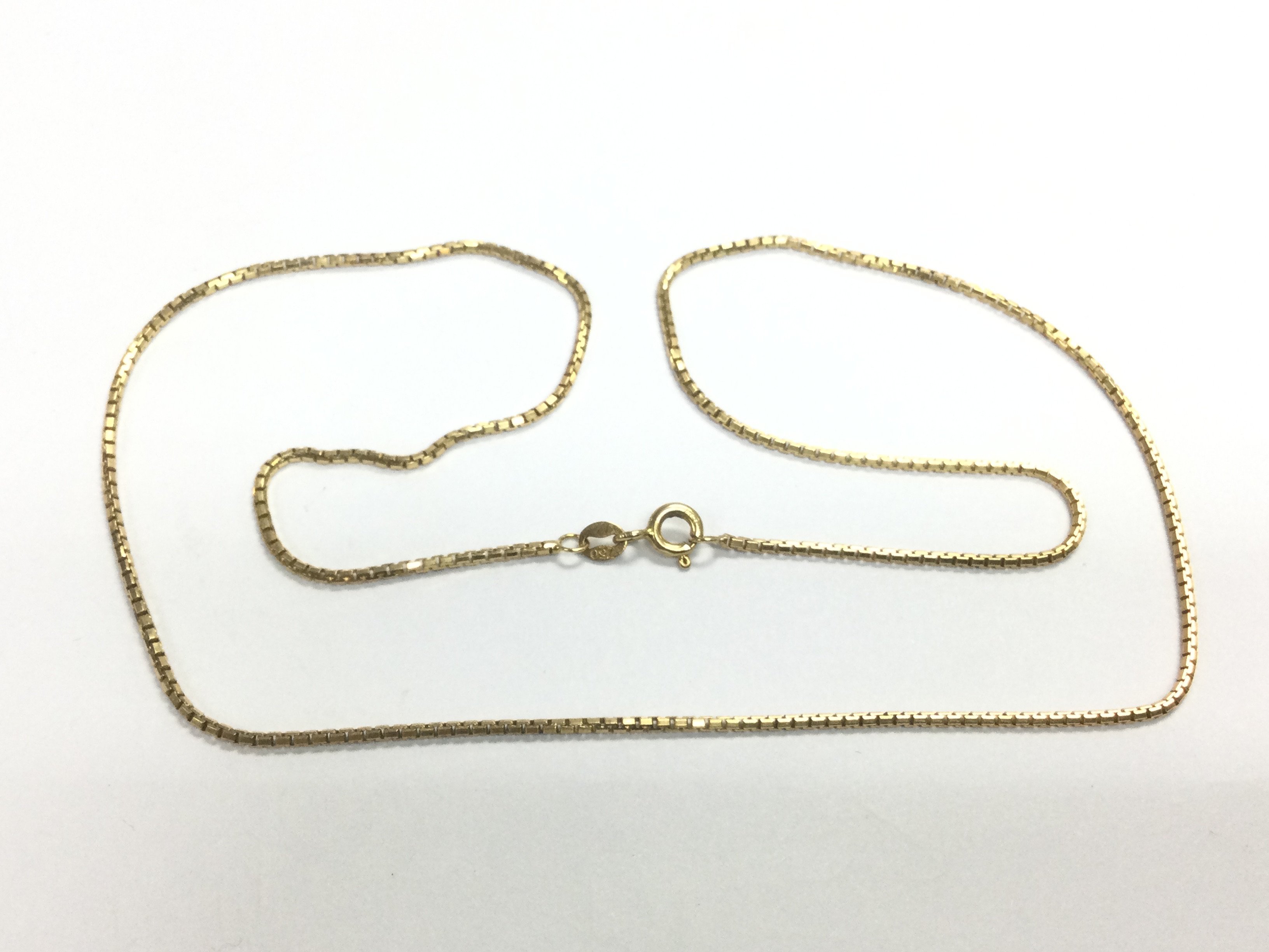 An 18ct gold chain, approx 5.3g. Shipping category