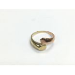 A two tone 9ct gold ring, approx 3.7g and approx s