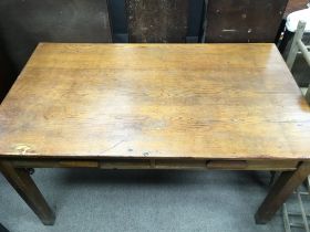 A large oak desk, dimensions 80x135x76cm