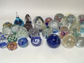 A large collection of mixed paperweights (a lot)