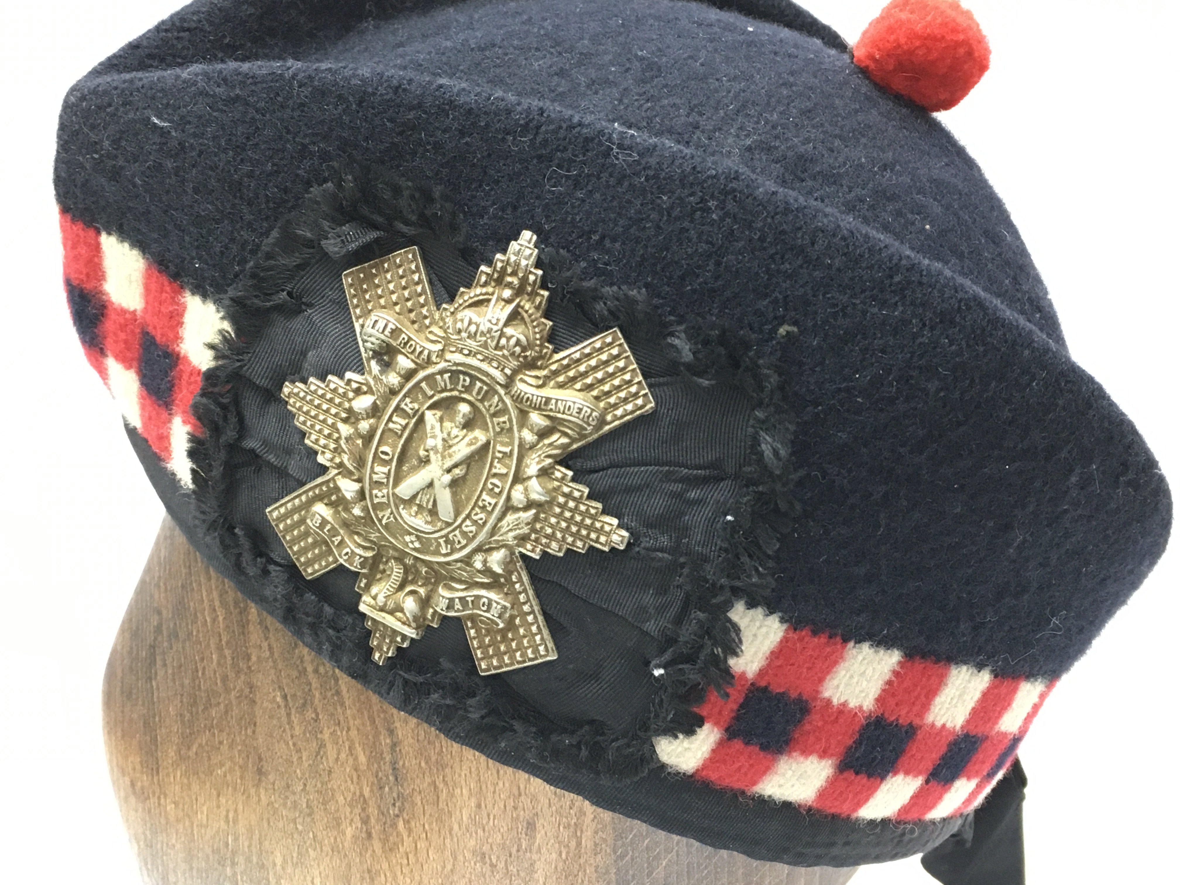 The Royal Highlanders Black Watch bonnet. Postage - Image 2 of 4