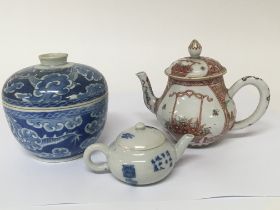 A Chinese Blue and white Export porcelain jar and