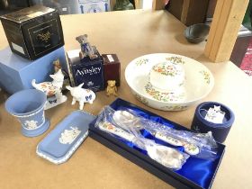 Mixed Aynsley and collectors items, some boxed. Po