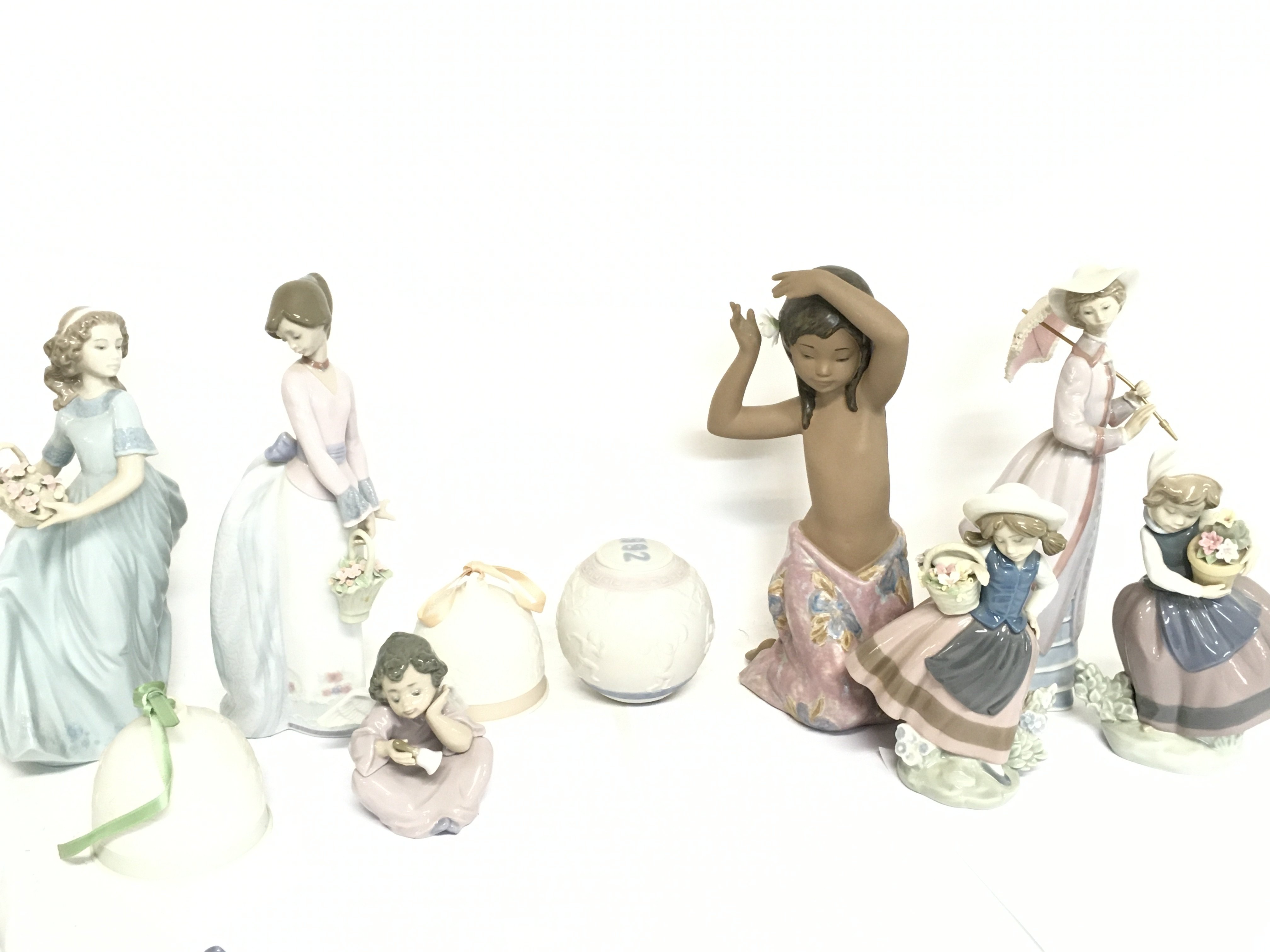A collection of porcelain Lladro figures. No obvio