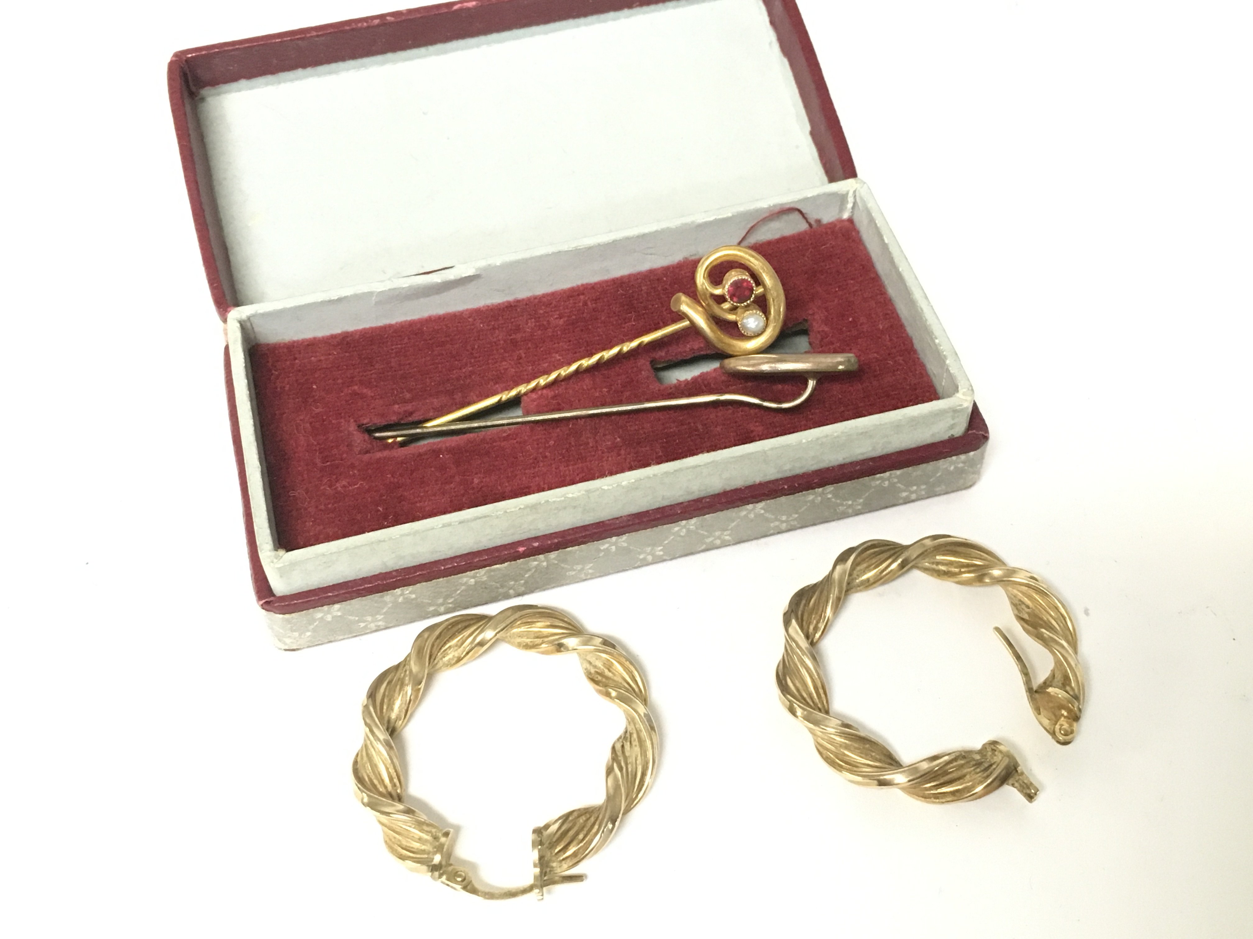 Stick pins and 9ct gold twisted hoop earrings, 3.6