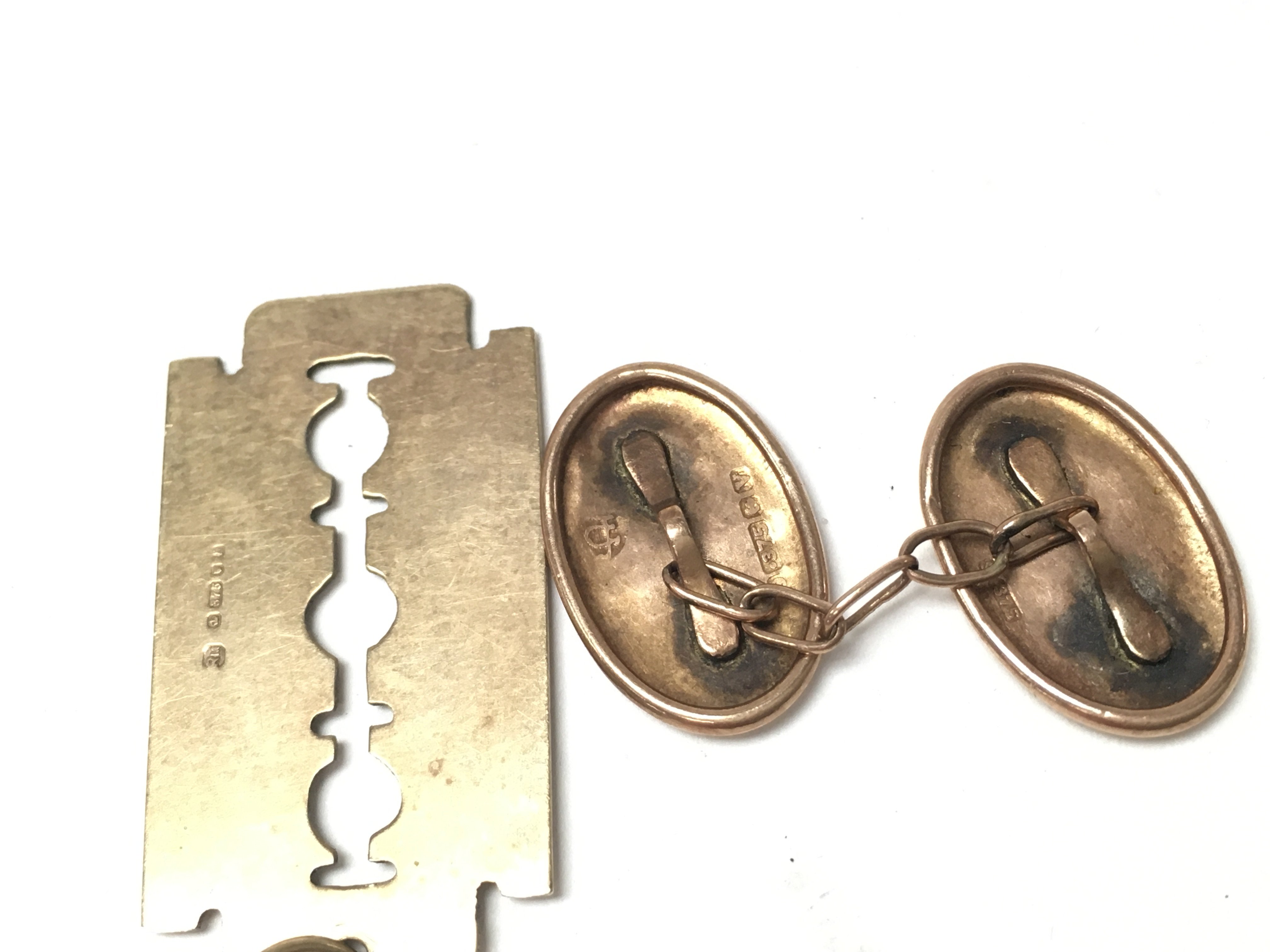 A pair of 9ct cufflinks and a 9ct gold pendant. To - Image 2 of 2