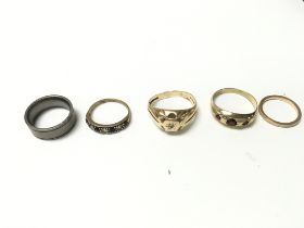 Collection of four 9ct gold rings 11.60g and one t