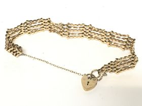 A 9ct gold gate bracelet, overall weight 8.4g. Pos