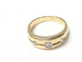 An 18ct yellow gold band set with three graduated