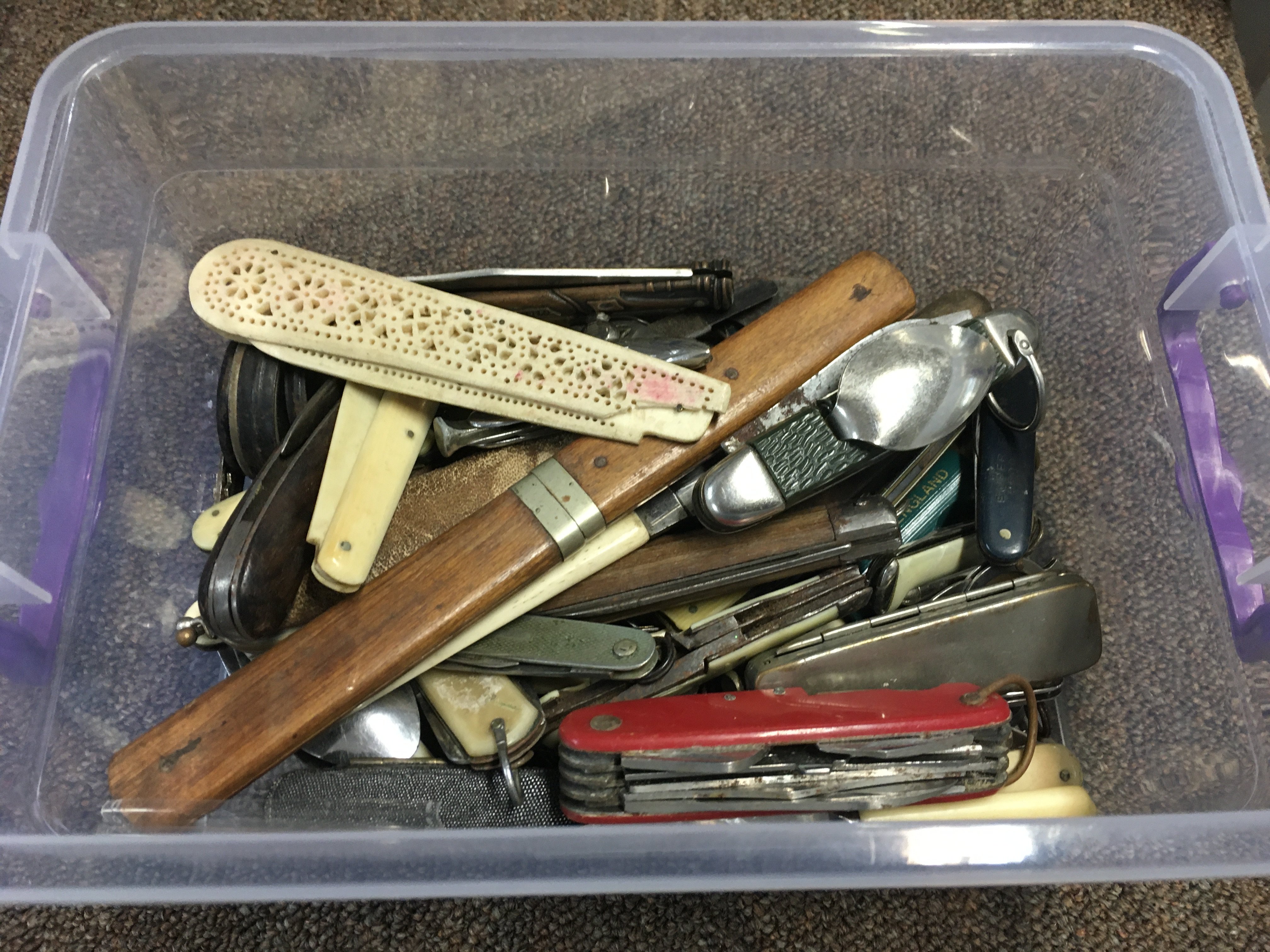 A collection of vintage pen knives.