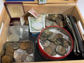 A mixed collection of British and world coinage. (C)