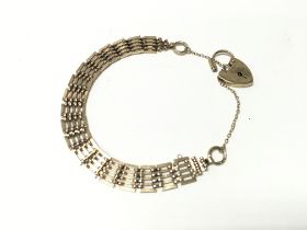 9ct gold gate bracelet. 12.73g Postage A