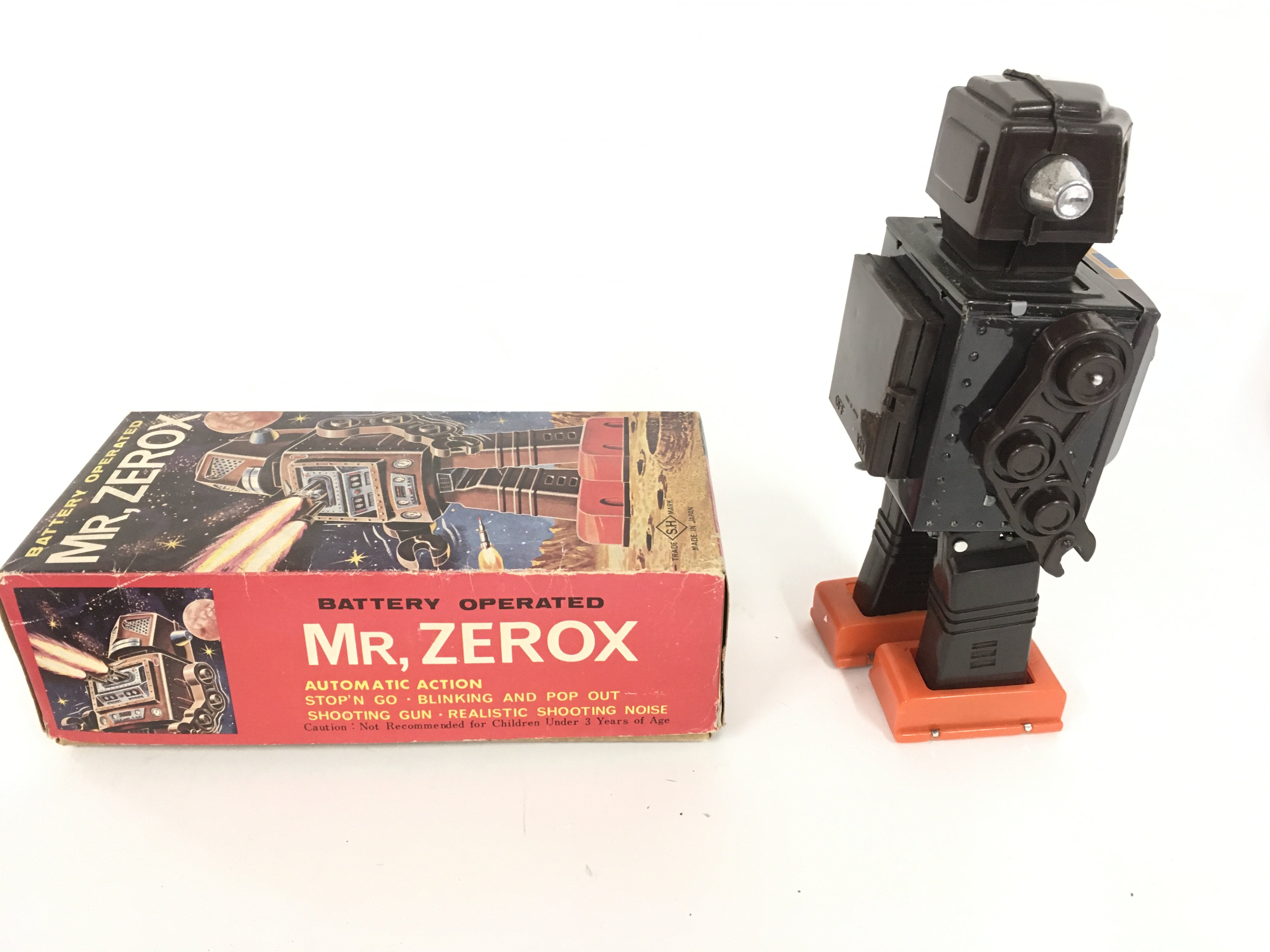 A boxed 1960s tinplate battery operated robot..MR - Image 5 of 8