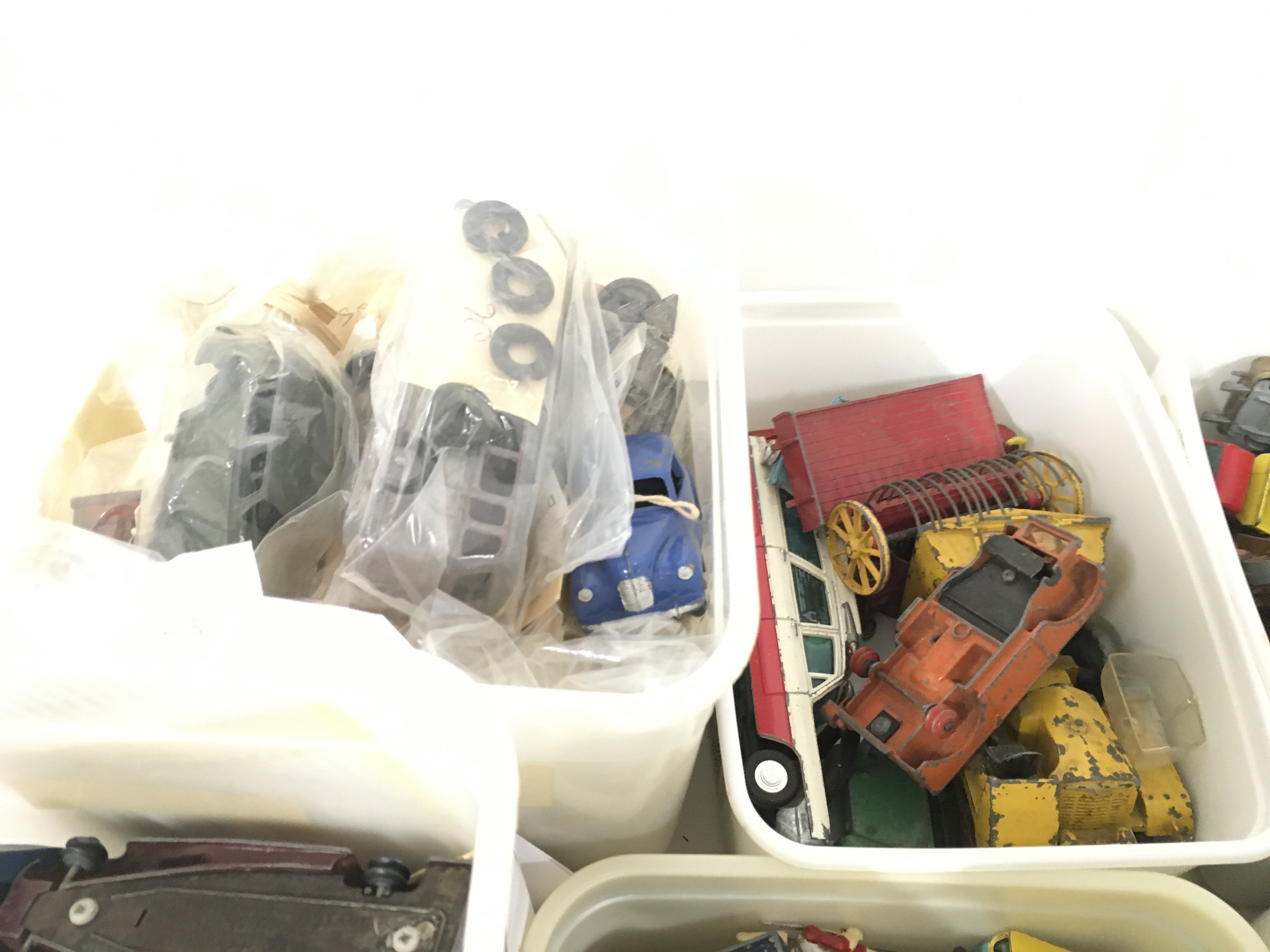 A large collection of diecast model vehicles manuf - Image 3 of 9