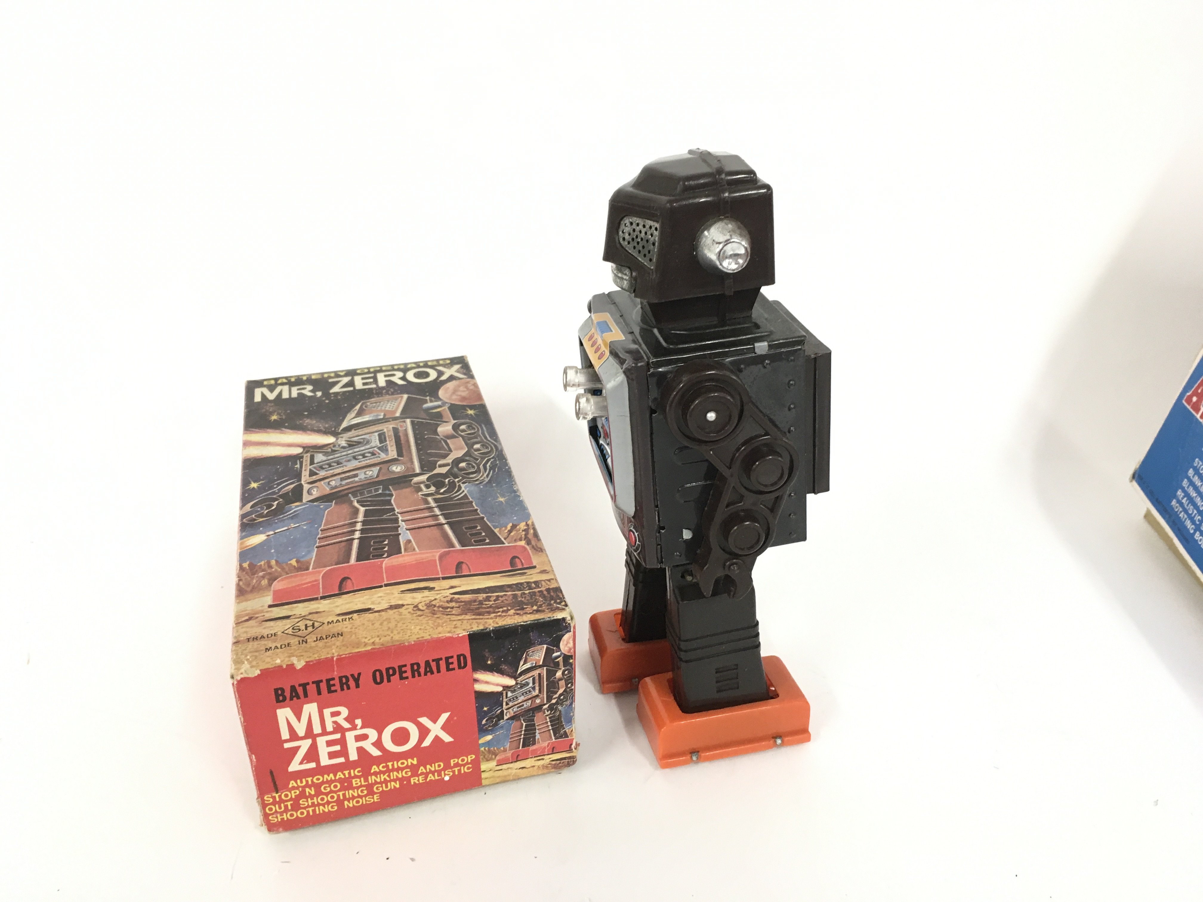 A boxed 1960s tinplate battery operated robot..MR - Image 6 of 8