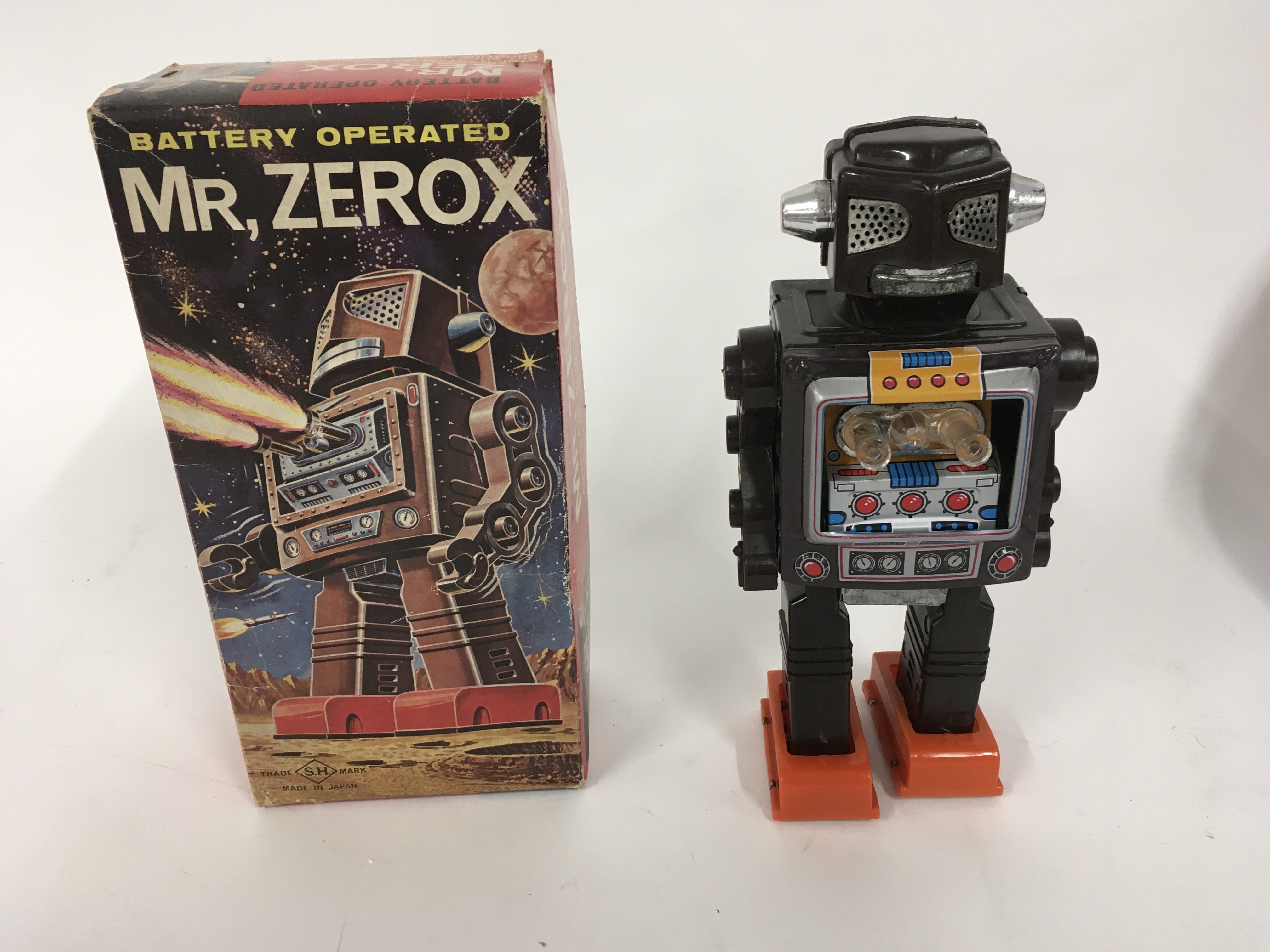 A boxed 1960s tinplate battery operated robot..MR - Image 2 of 8