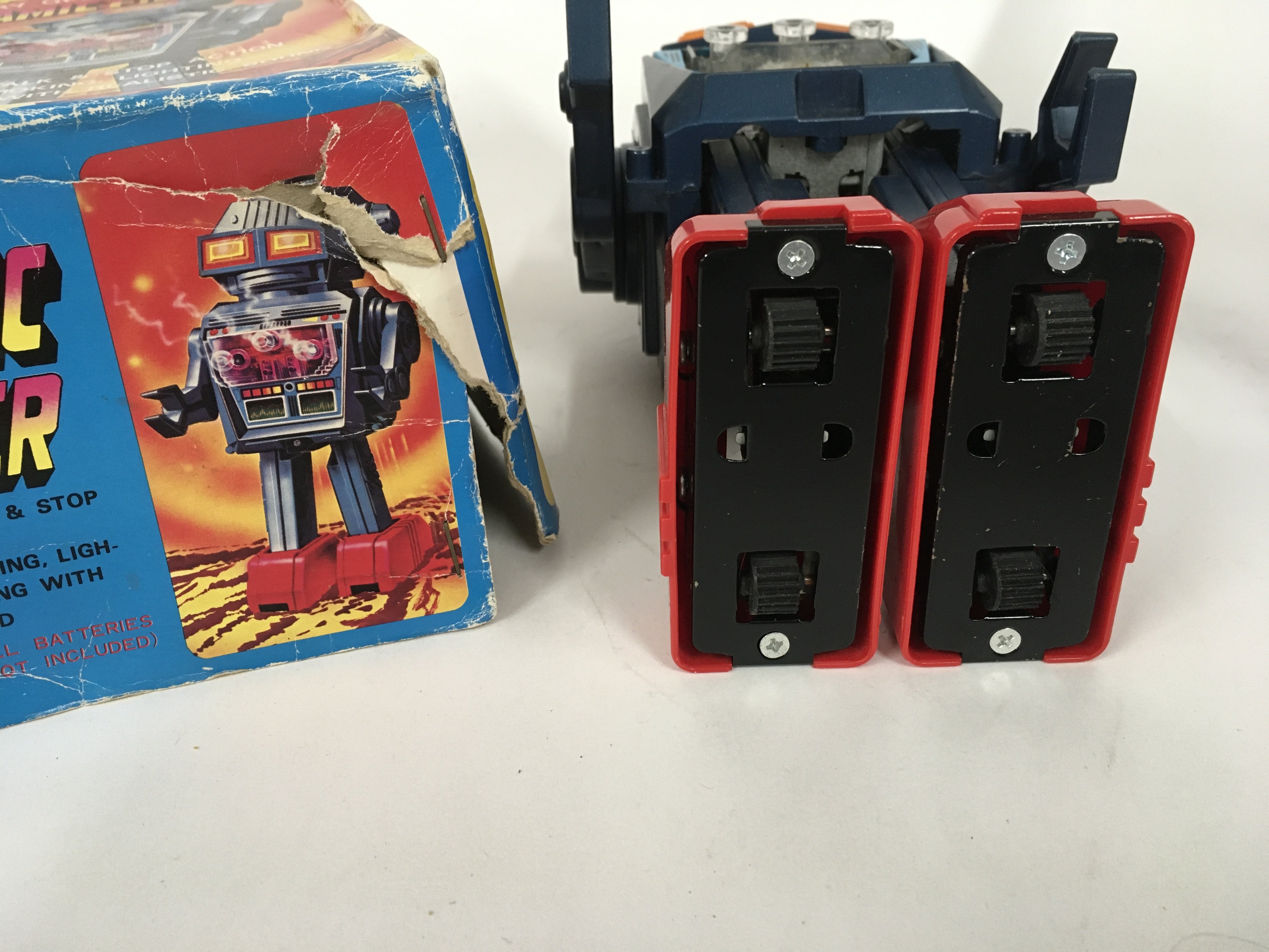 A boxed battery operated robot made in Japan by JU - Image 7 of 7