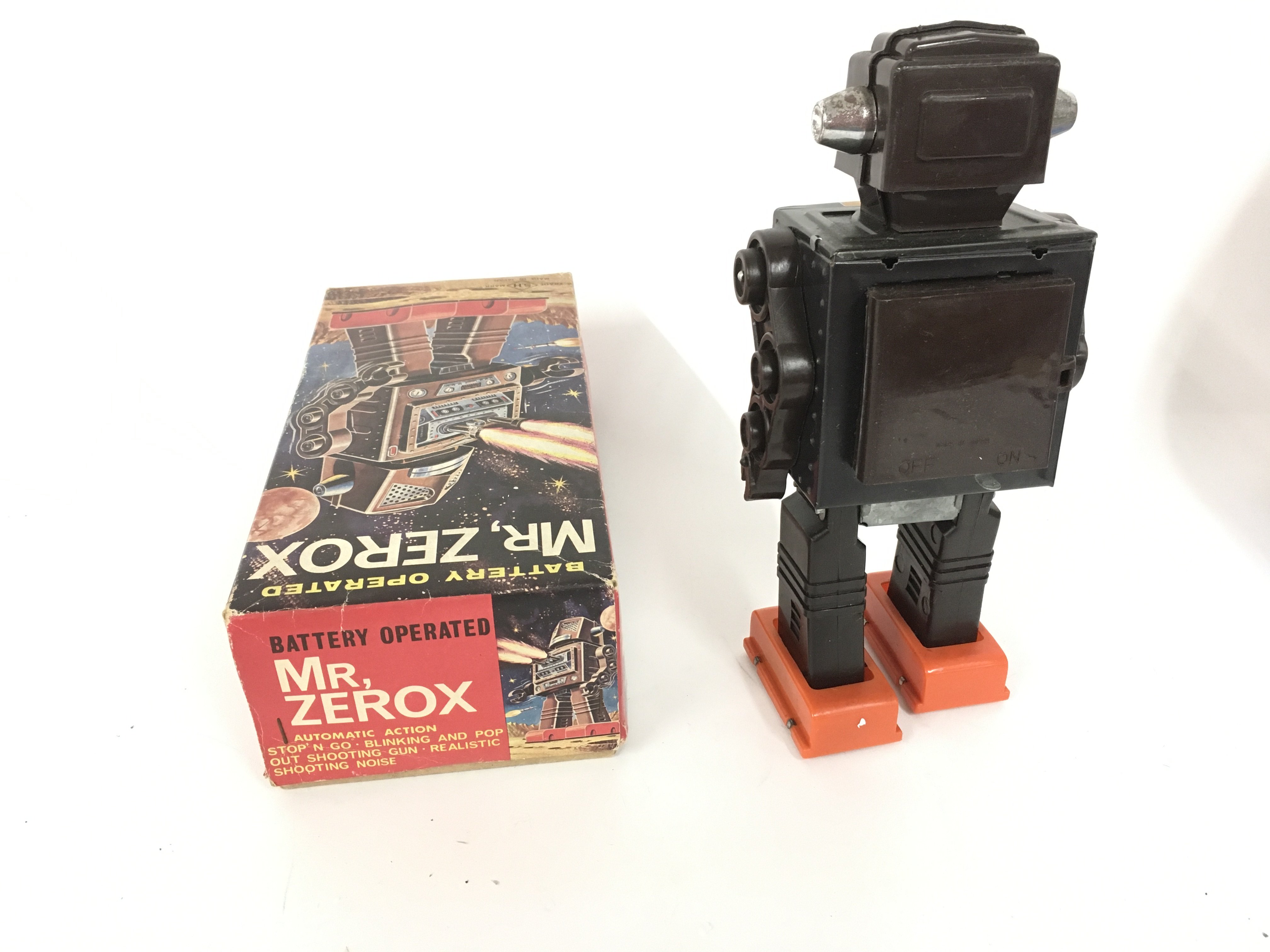 A boxed 1960s tinplate battery operated robot..MR - Image 4 of 8
