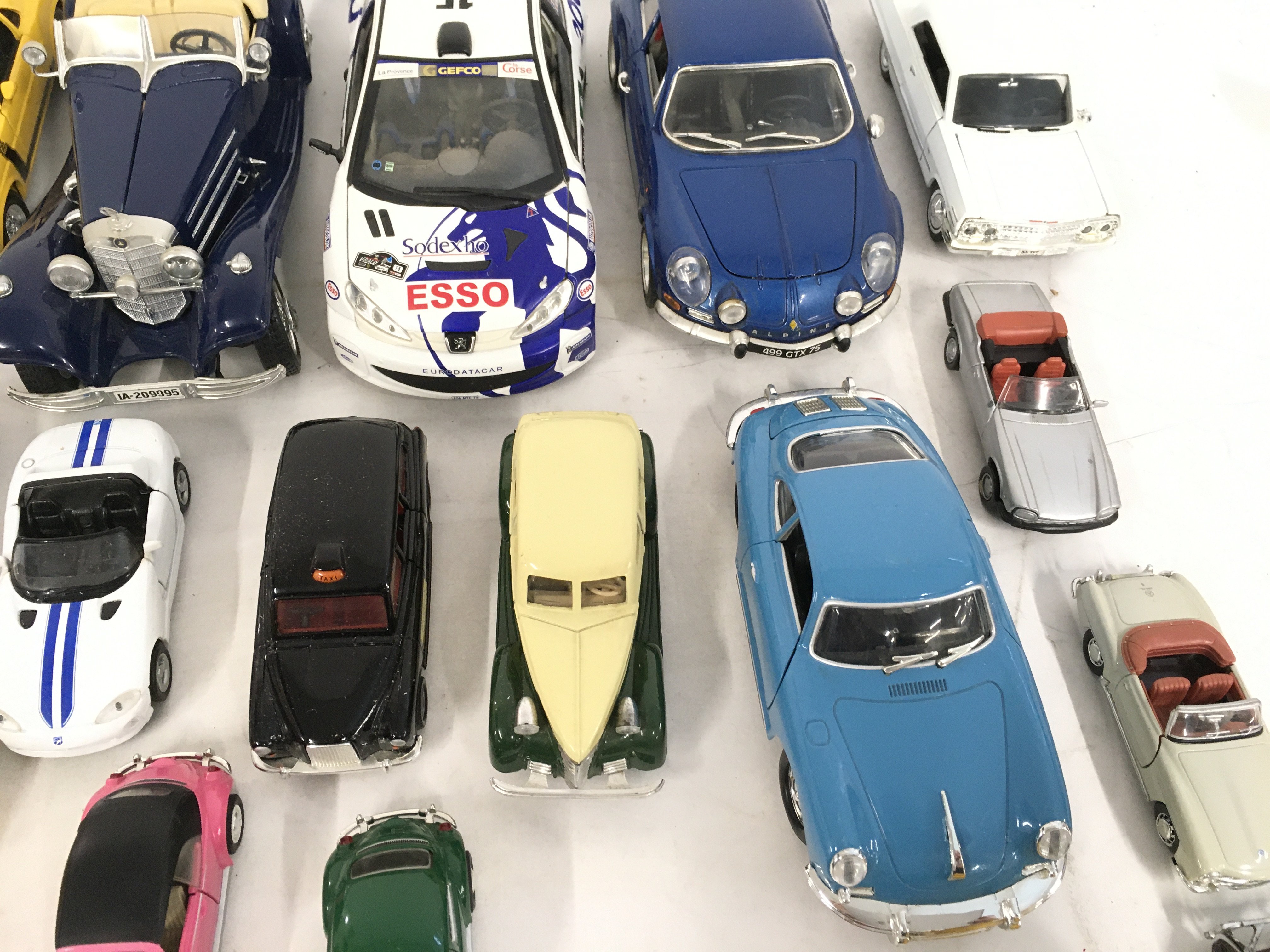 A collection of 33 Playworn model cars of varying - Image 3 of 5