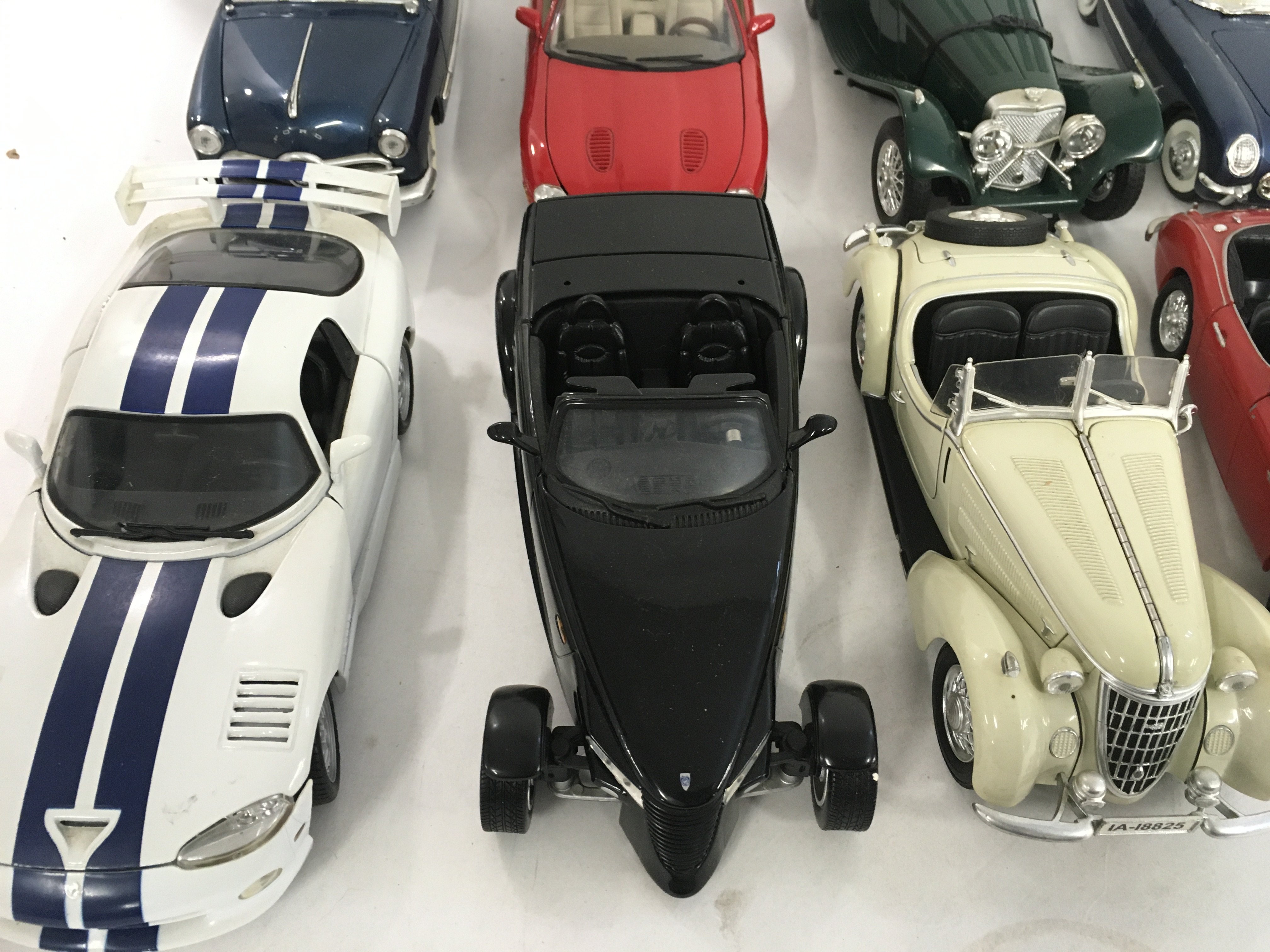 A collection of 15 model cars 1 in 18 scale. - Image 3 of 5