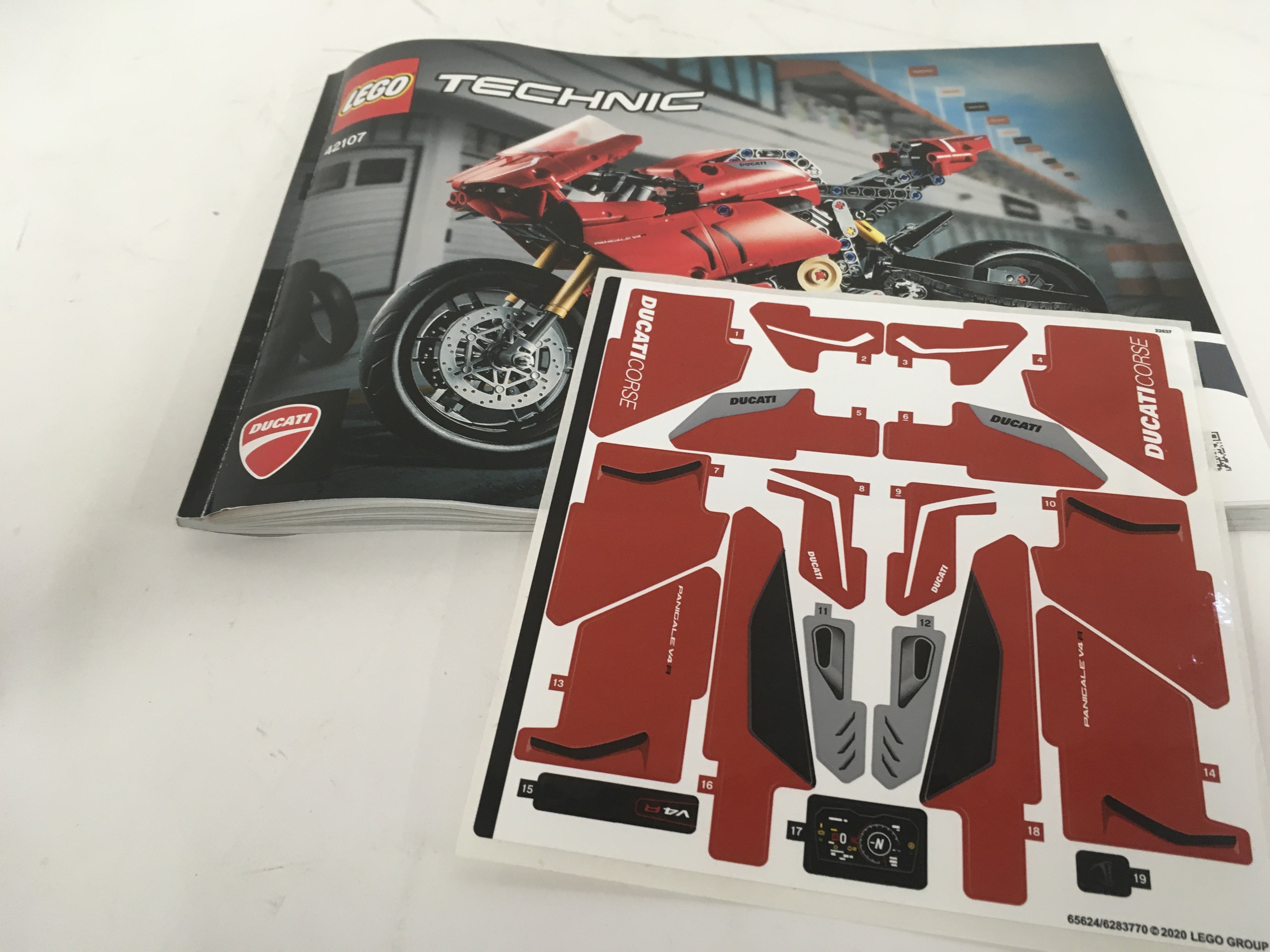 2 boxed Lego sets. 42107 Ducati Panigale V4R. and. 76895 Ferrari F8 Tributo. Previously assembled - Image 5 of 5