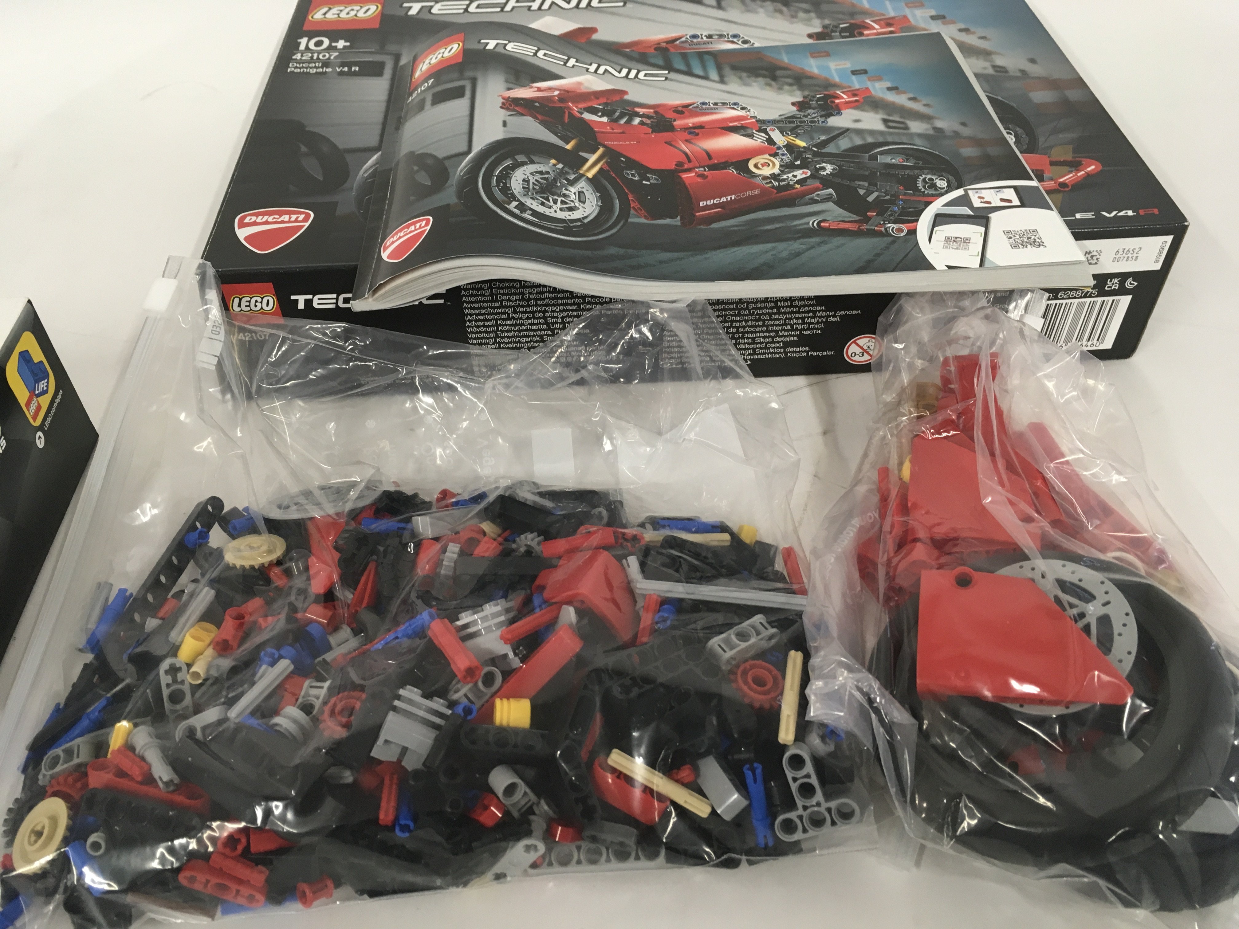 2 boxed Lego sets. 42107 Ducati Panigale V4R. and. 76895 Ferrari F8 Tributo. Previously assembled - Image 4 of 5
