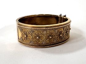 An Edwardian 15ct yellow gold bangle with wire wor
